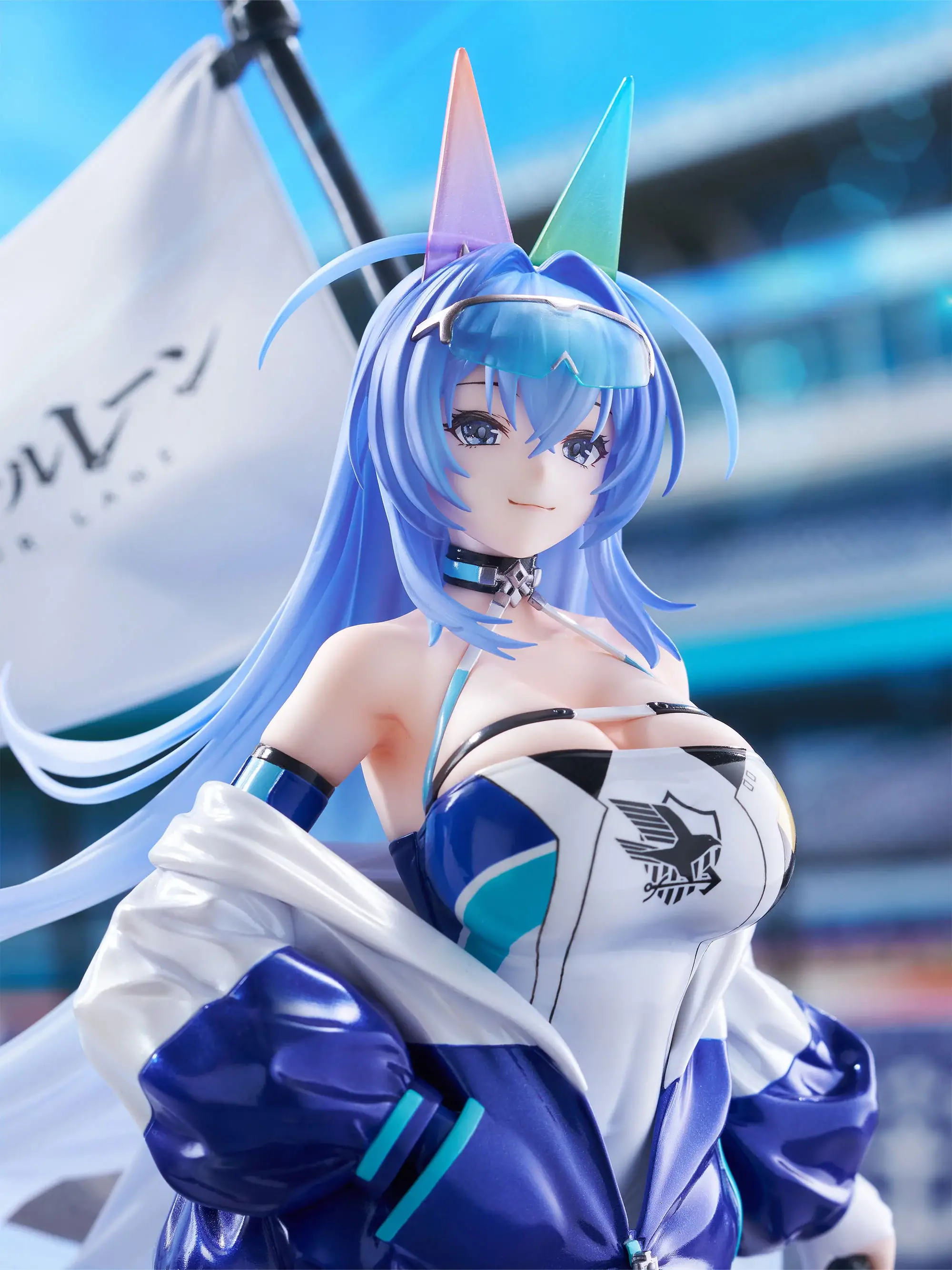 Figurine New Jersey IRF2024ver. d'Azur Lane par F:NEX (Furyu), tenue race queen bleue métallisée avec drapeau de course